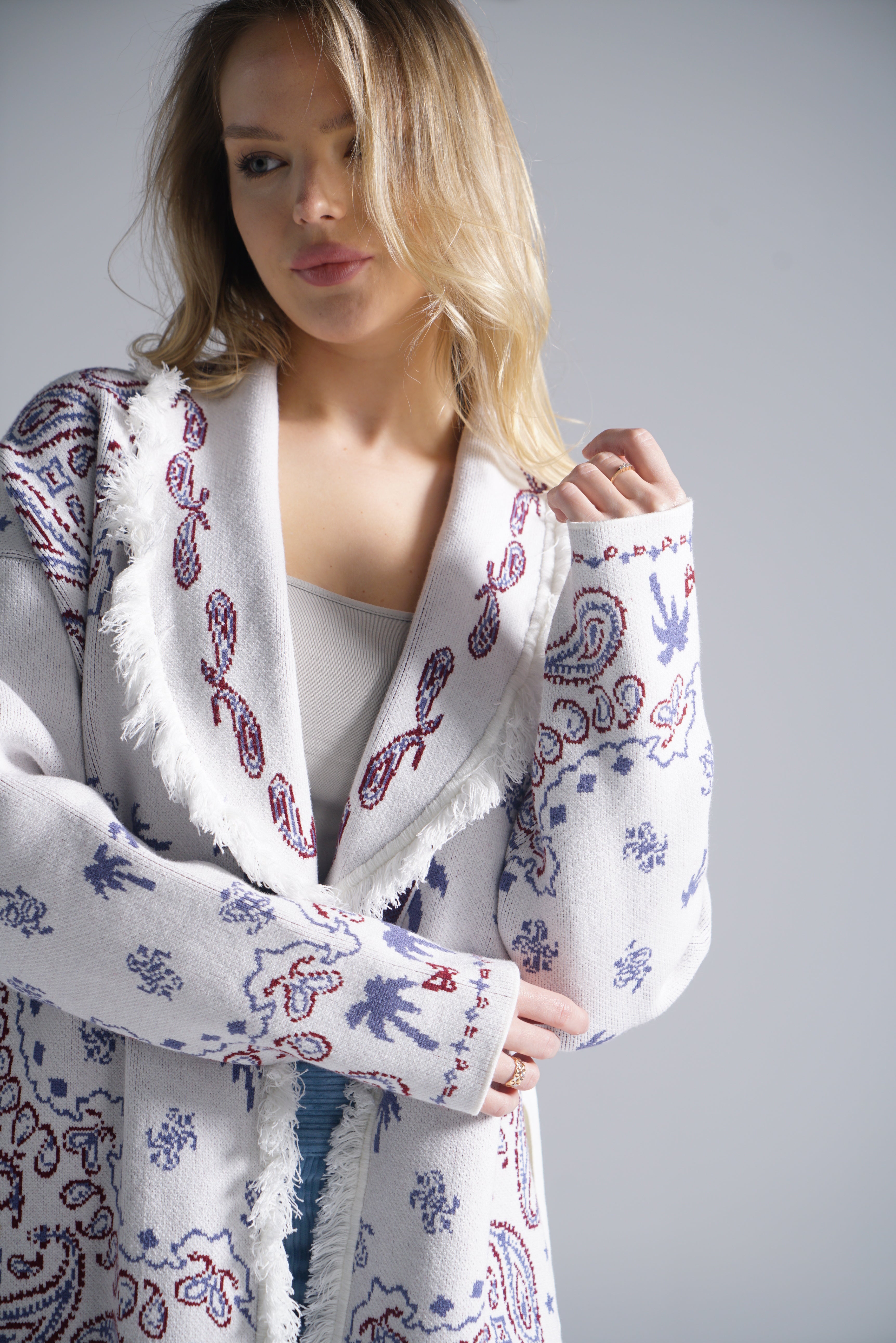 WHITE PAISLEY HIRKA